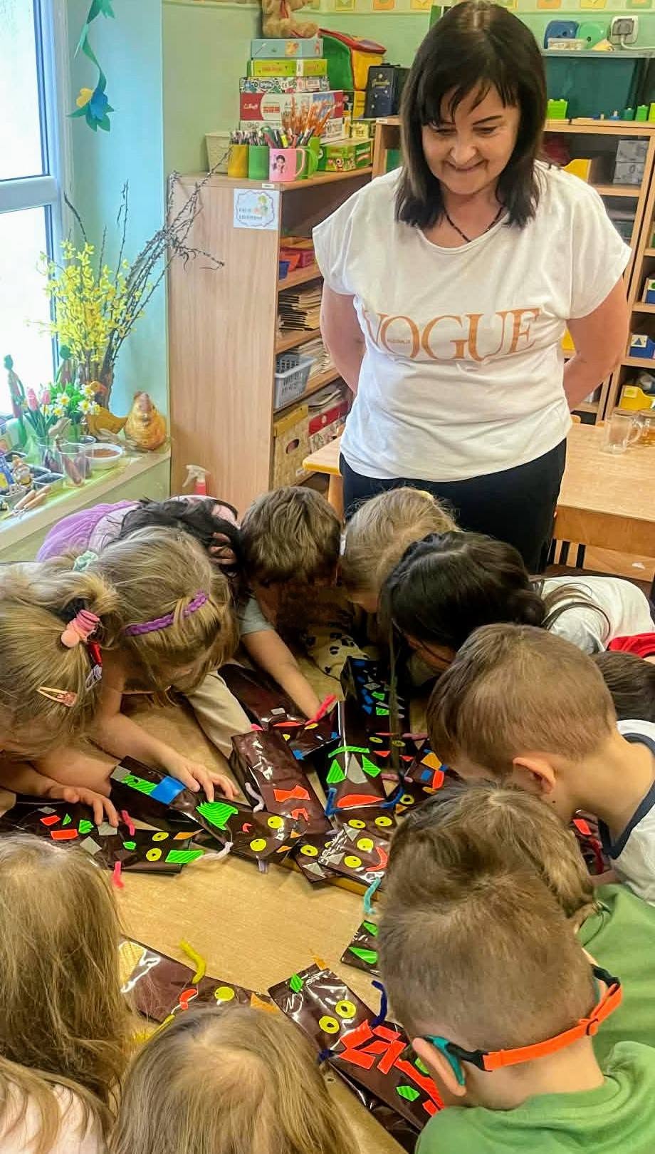 Dzieci wykonują pracę plastyczną
