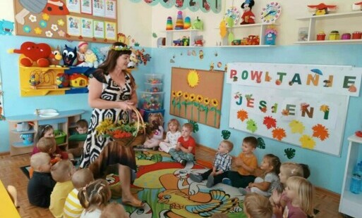 Dzieci z nauczycielką podczas zajęć na dywanie