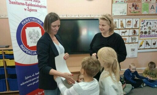 Wręczenie podziękowań przez dzieci 