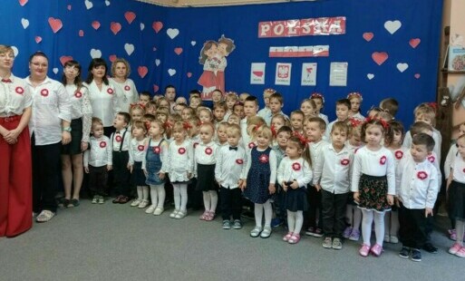 Zdjęcie grupowe dzieci i nauczycielek podczas uroczystości w przedszkolu