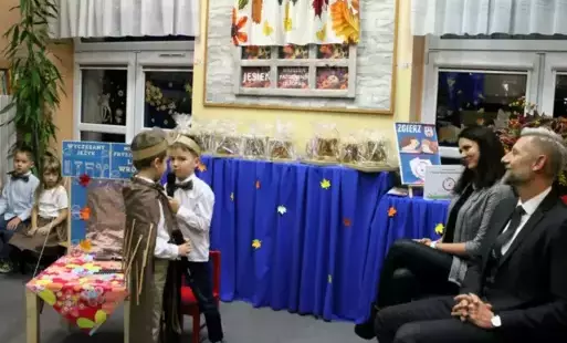 Dzieci i goście podczas występu