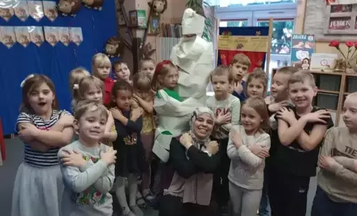 Pamiątkowe zdjęcie dzieci z gościem z Egiptu