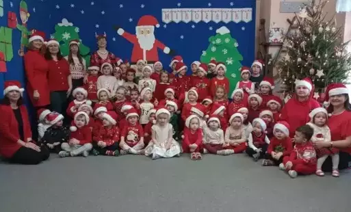 Pamiątkowe zdjęcie dzieci i nauczycielek z uroczystości w przedszkolu