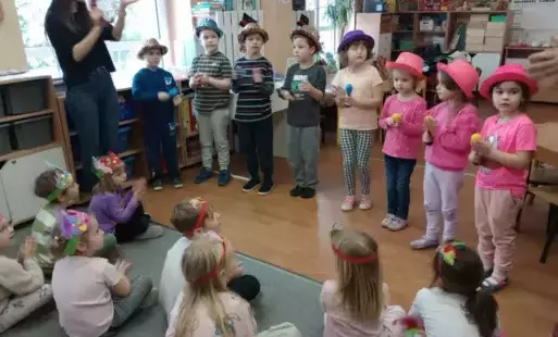Dzieci bawiące się przy muzyce