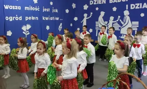 Tańczące dzieci podczas uroczystości 