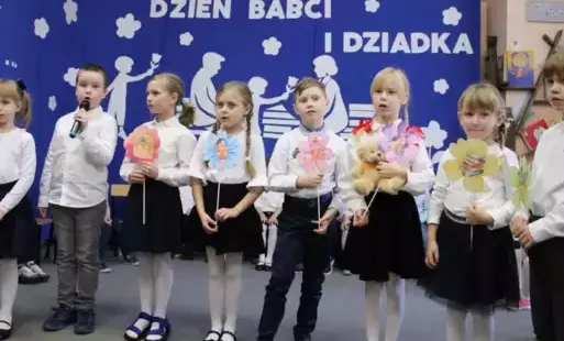 Występ dzieci podczas uroczystości z okazji Dnia Babci i Dziadka