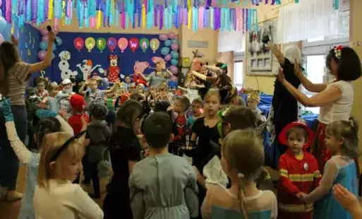 Tańczące dzieci podczas zabawy karnawałowej