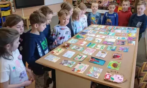 Dzieci oglądają prace konkursowe