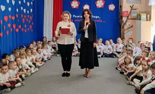 Pani dyrektor, nauczycielka oraz dzieci podczas uroczystości 
