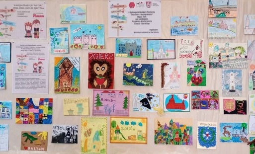 Tablica z pocztówkami wykonanymi na konkurs