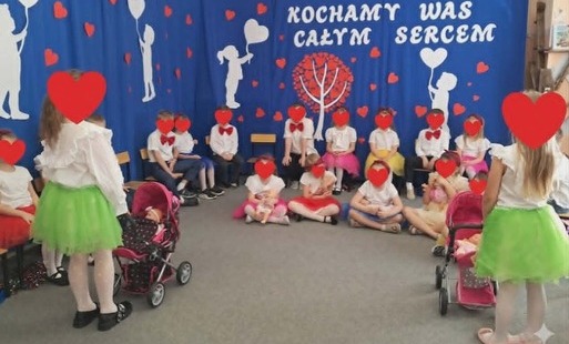 Występ dzieci podczas uroczystości