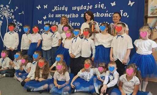 zdjęcie grupowe dzieci podczas uroczystości