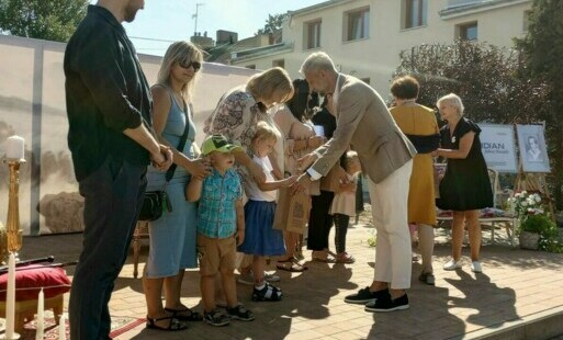 Nauczycielka odbiera nagrodę na scenie za udział w konkursie