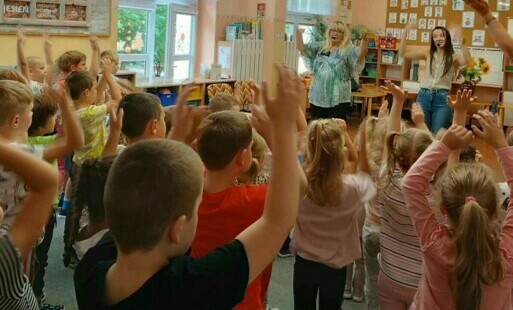 Dzieci bawiące się przy muzyce