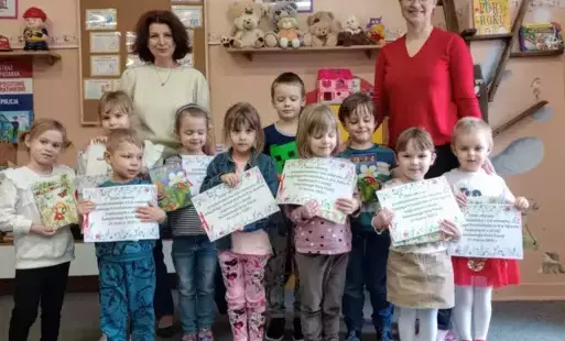 Zdjęcie grupowe dzieci podczas rozstrzygnięcia konkursu z nauczycielką i panią Dyrektor
