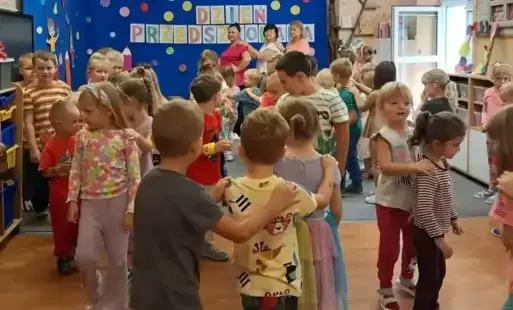 Bawiące się wspólnie dzieci przy podczas zabaw z okazji Dnia Przedszkolaka
