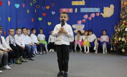 Występ dzieci podczas uroczystości z okazji Dnia Babci i Dziadka w przedszkolu
