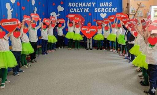 Występ dzieci podczas uroczystości